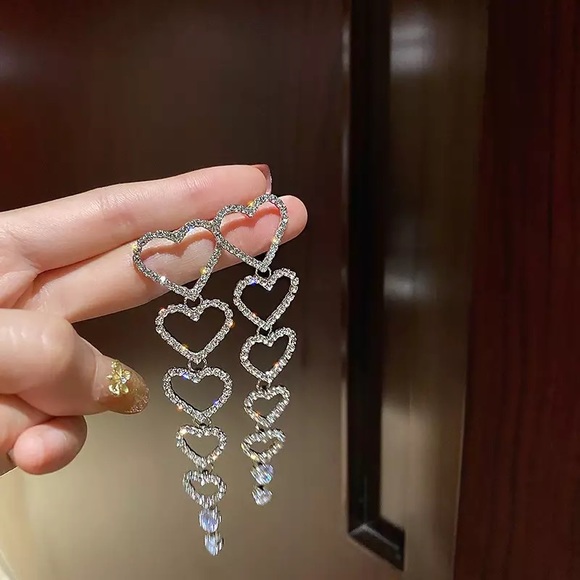 New Stunning Heart Statement Earrings - Picture 5 of 7